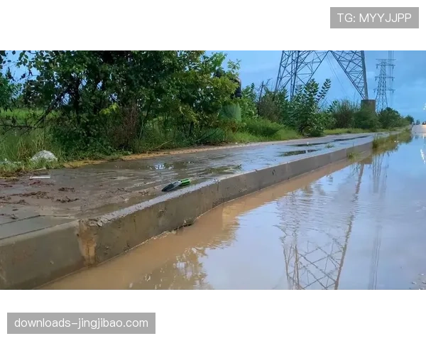 雨战中断15分钟，威悉球场工作人员紧急清理积水