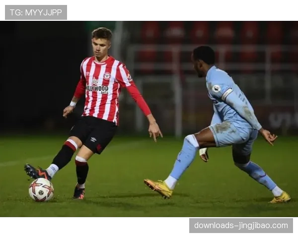 特写：布伦特福德球迷在看台举起已故前锋默克姆的巨幅TIFO